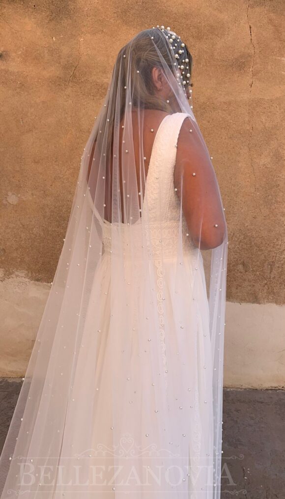 Bridal veil with edge pearls